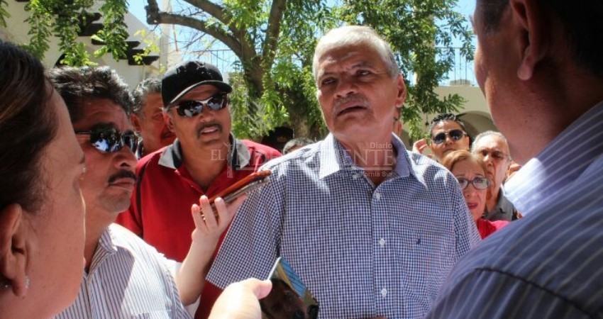 Abordan transportistas a alcalde  De la Rosa Abordan transportistas a alcalde  De la Rosa