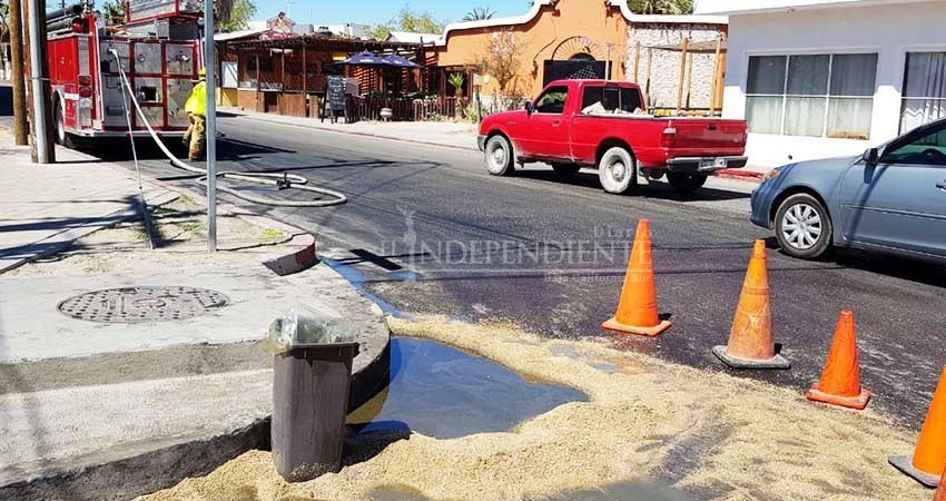 Una falla mecánica en recolector de basura ocasionó derrame de combustibles en calle de Cabo San Lucas Una falla mecánica en recolector de basura ocasionó derrame de combustibles en calle de Cabo San Lucas