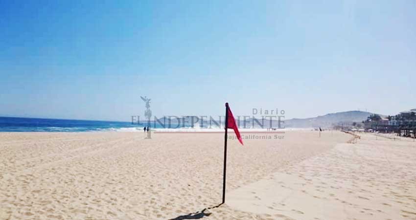 Izan banderas rojas y amarillas en playas de Los Cabos por oleaje elevado