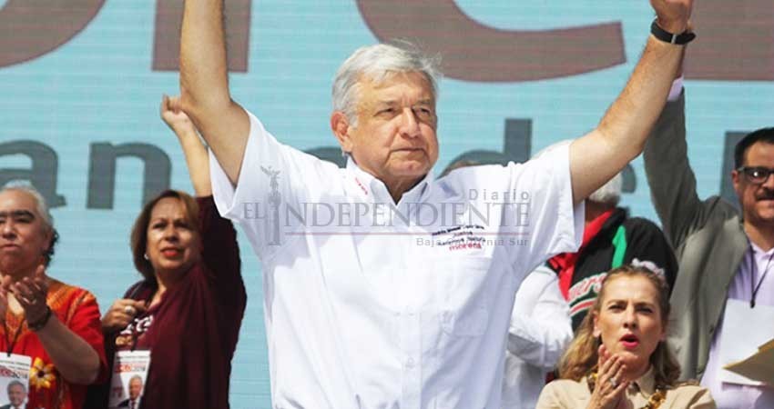 AMLO promete reducir sueldos 'a los de arriba' para aumentárselos 'a los de abajo' AMLO promete reducir sueldos 'a los de arriba' para aumentárselos 'a los de abajo'