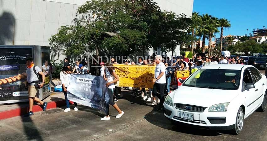 De nuevo marchan en Los Cabos; piden den con el paradero del joven cabeño desaparecido en Jalisco De nuevo marchan en Los Cabos; piden den con el paradero del joven cabeño desaparecido en Jalisco