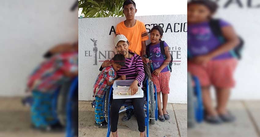 Madre de familia vende chocolates para costear su tratamiento y mantener a sus hijos