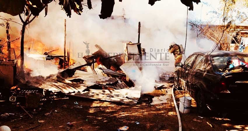 Piden apoyo para familia que perdió su casa en incendio suscitado en La Ballena