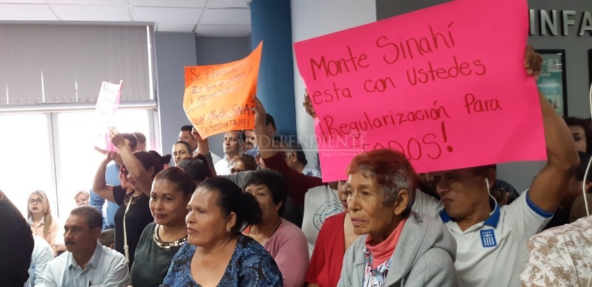 Ríen empresarios mientras ciudadanos se enfrentan por aprobación del PDU