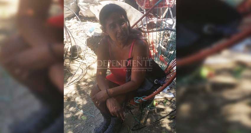 Mujer duerme a la intemperie tras perder su casa a raíz de un incendio