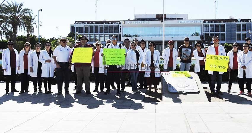 Exigen médicos de BCS que actos clínicos no sean criminalizados Exigen médicos de BCS que actos clínicos no sean criminalizados