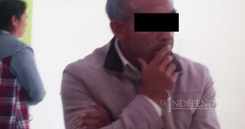 Acusan a maestro de chantajear a alumna para tener relaciones sexuales Acusan a maestro de chantajear a alumna para tener relaciones sexuales