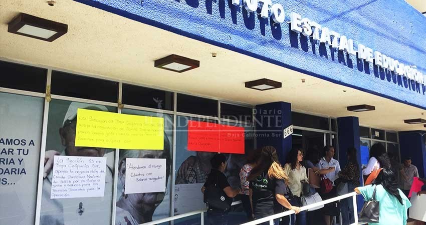 Se manifiestan trabajadores del sindicato del IEEA; piden aumento salarial