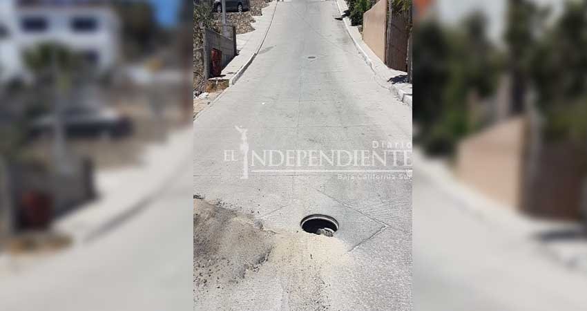 Repararon la fuga de aguas negras pero olvidaron tapar la alcantarilla Repararon la fuga de aguas negras pero olvidaron tapar la alcantarilla