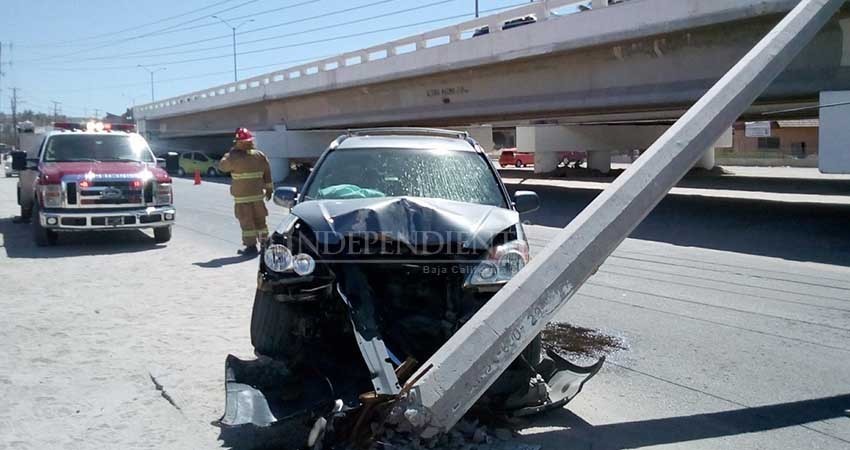 Se “llevan” postes de energía eléctrica en dos accidentes viales en la Carretera Transpeninsular Se “llevan” postes de energía eléctrica en dos accidentes viales en la Carretera Transpeninsular
