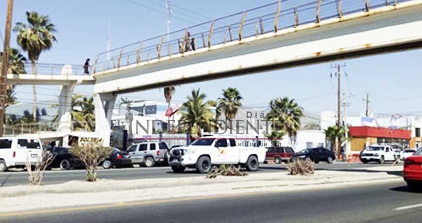 Se resiste la población a utilizar puentes peatonales Se resiste la población a utilizar puentes peatonales