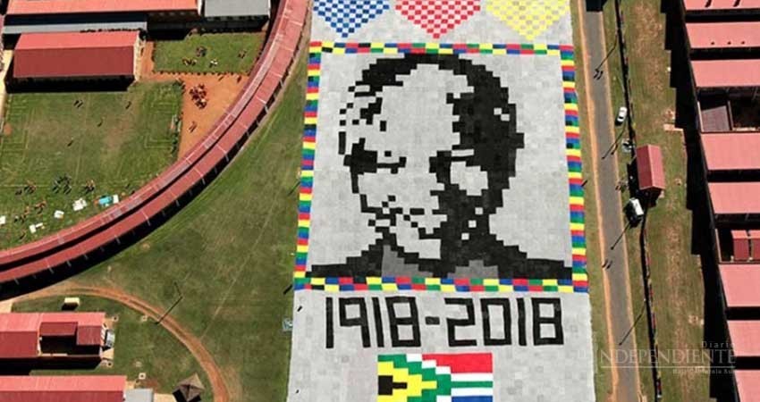 Tejen colosal retrato de Mandela que se ve desde el espacio Tejen colosal retrato de Mandela que se ve desde el espacio