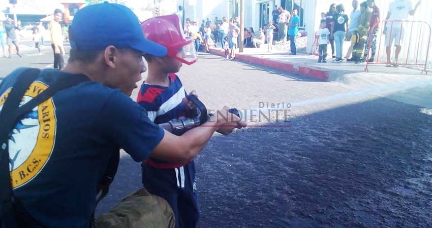Bomberos celebran Día del Niño con “Prueba de Fuego Infantil” Bomberos celebran Día del Niño con “Prueba de Fuego Infantil”
