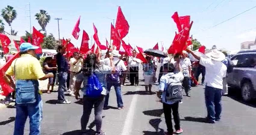 Antorchistas bloquean carretera en SJC viejo Antorchistas bloquean carretera en SJC viejo