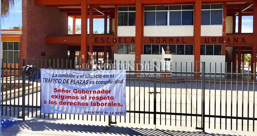 Denuncian maestros de la Normal Urbana tráfico de plazas Denuncian maestros de la Normal Urbana tráfico de plazas