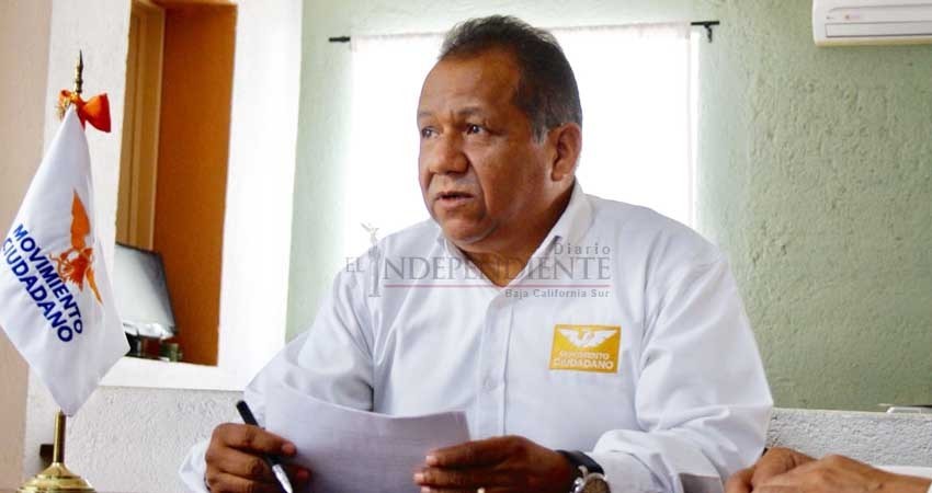 “Le tembló la mano” a Josue Estrada para señalar a un candidato que acusa de racista