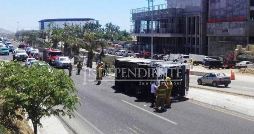 Vuelca autobús de pasajeros en el corredor turístico de Los Cabos Vuelca autobús de pasajeros en el corredor turístico de Los Cabos