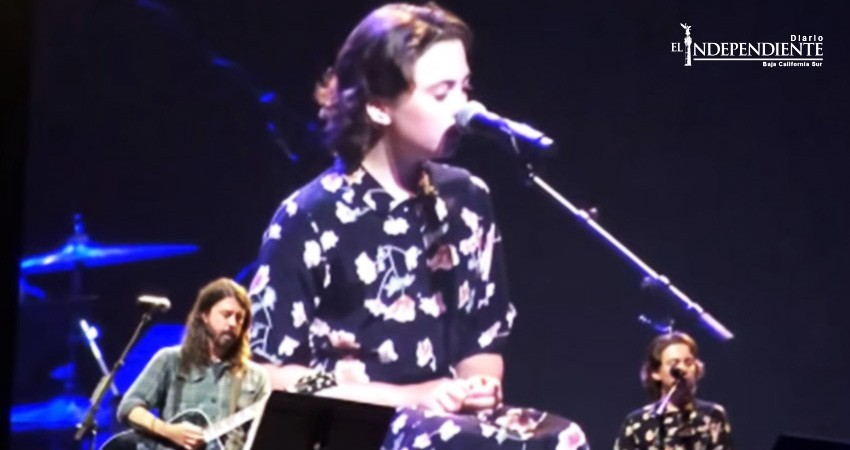 Dave Grohl toca la guitarra para su hija en tema de Adele Dave Grohl toca la guitarra para su hija en tema de Adele