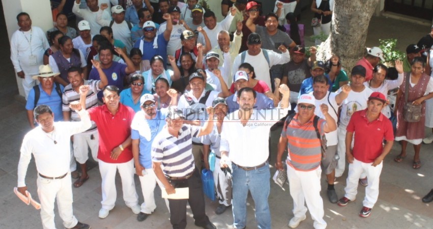 Se manifiestan vendedores ambulantes de playa en Palacio Municipal Se manifiestan vendedores ambulantes de playa en Palacio Municipal