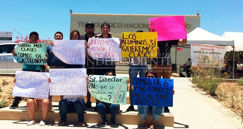 Alumnos de ITES Los Cabos exigen regresar a clases y la destitución del director Alumnos de ITES Los Cabos exigen regresar a clases y la destitución del director