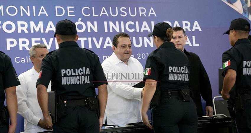 Exhorta el Gobernador a nuevos policías a “dejar la vida” por la institución Exhorta el Gobernador a nuevos policías a “dejar la vida” por la institución