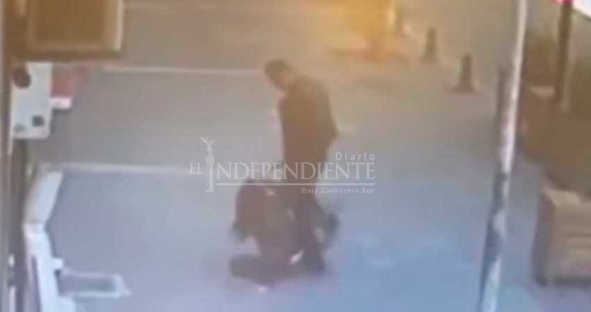 Peatón noquea de esta forma a hombre que agredía a una mujer Peatón noquea de esta forma a hombre que agredía a una mujer