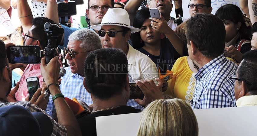 Militantes de la CROC Los Cabos se manifiestan en IMSS La Paz por Esthela Ponce Militantes de la CROC Los Cabos se manifiestan en IMSS La Paz por Esthela Ponce