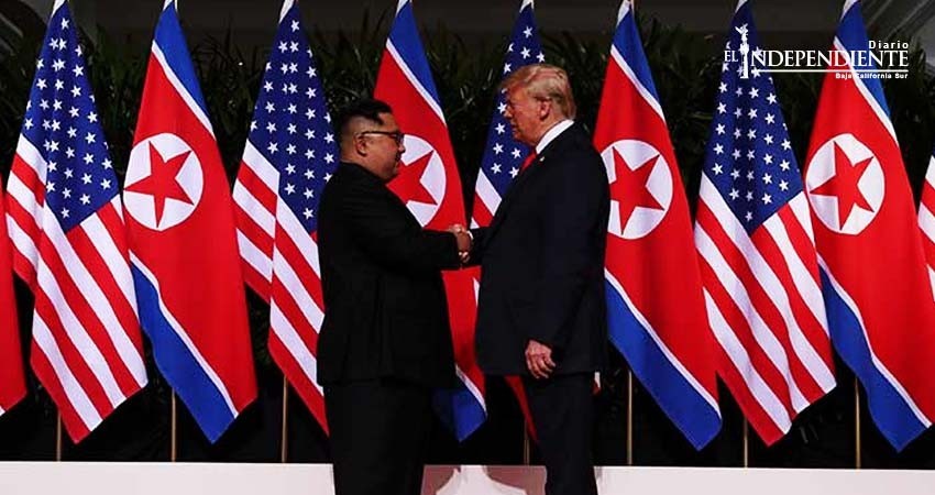 Trump y Kim Jong-un se dan la mano en histórica cumbre en Singapur Trump y Kim Jong-un se dan la mano en histórica cumbre en Singapur