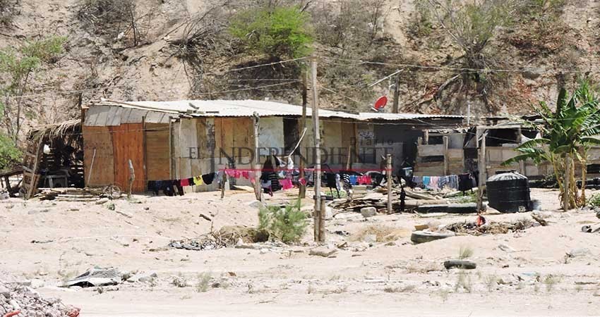 "Dios nos libre de quedarnos sin casa por el huracán": familias del vado de Santa Rosa "Dios nos libre de quedarnos sin casa por el huracán": familias del vado de Santa Rosa