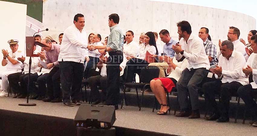 Sin partidismos, EPN y Mendoza se dicen “unidos” por vocación Sin partidismos, EPN y Mendoza se dicen “unidos” por vocación