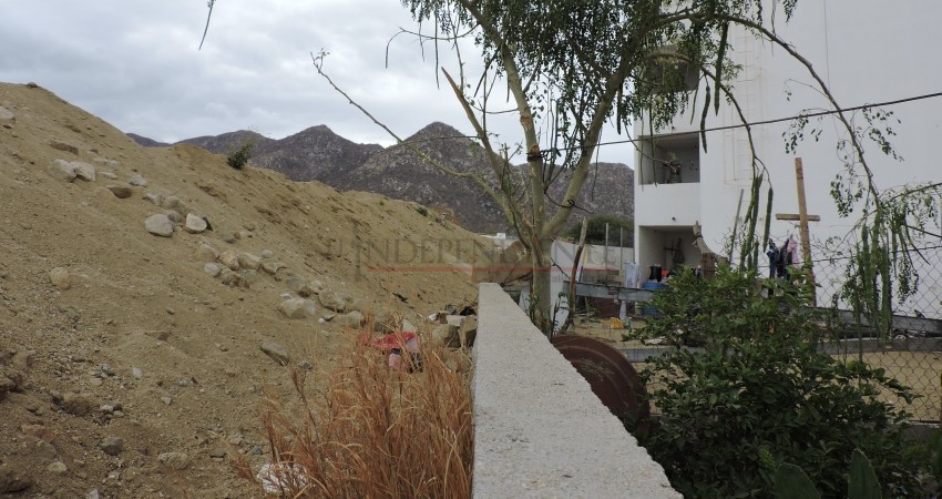 Vecinos retan a funcionarios a que pasen un huracán en Puerto Nuevo y confirmen si los edificios son habitables Vecinos retan a funcionarios a que pasen un huracán en Puerto Nuevo y confirmen si los edificios son habitables