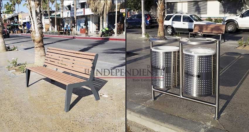 Con 6 meses de retraso, inicia instalación del mobiliario del malecón de La Paz Con 6 meses de retraso, inicia instalación del mobiliario del malecón de La Paz
