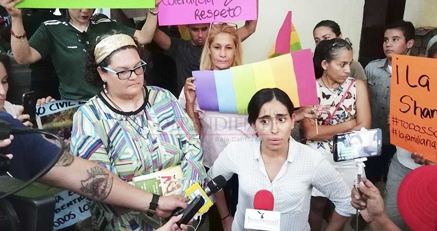 Denuncian a director del Registro Civil Estatal por discriminar a hijo de familia homoparental Denuncian a director del Registro Civil Estatal por discriminar a hijo de familia homoparental
