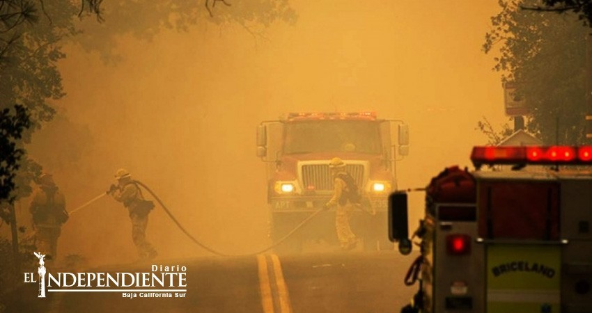 Evacuan a cientos en California por incendios forestales Evacuan a cientos en California por incendios forestales