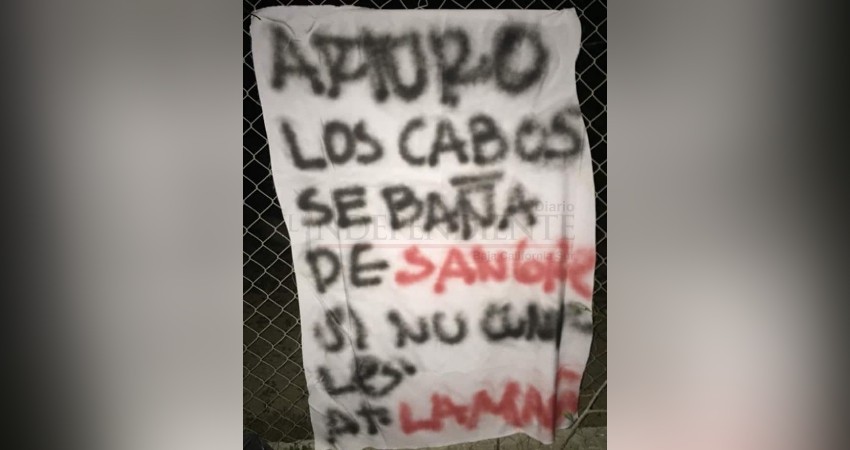 Cuelgan "mantas" y pintan una barda con mensajes dirigidos a actores políticos en Los Cabos Cuelgan "mantas" y pintan una barda con mensajes dirigidos a actores políticos en Los Cabos