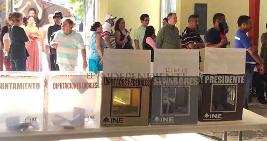 Abarrotan ciudadanos casillas especiales en La Paz Abarrotan ciudadanos casillas especiales en La Paz