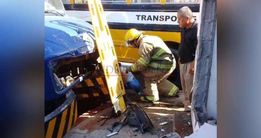 Fallece chofer de autobús que chocó contra camión repartidor en SJC Fallece chofer de autobús que chocó contra camión repartidor en SJC