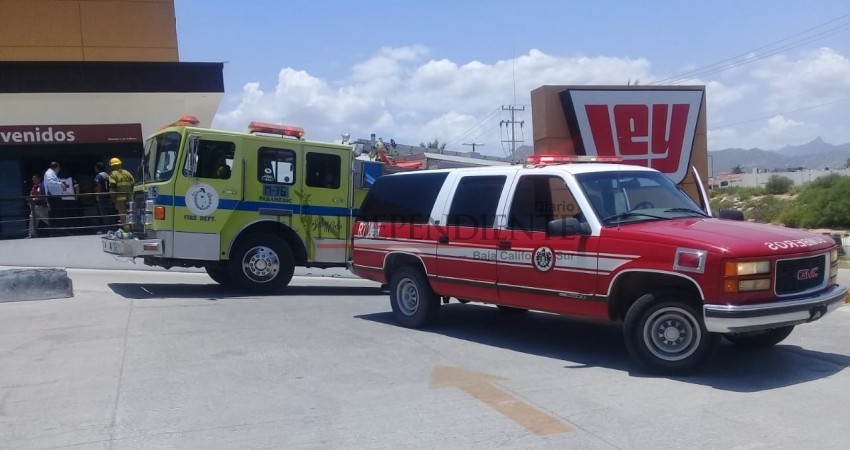 Incendio en tienda Ley  Express de SJC; fueron desalojados empleados y clientes