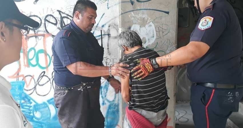 Rescatan a mujer que colgaba del balcón de un edificio abandonado Rescatan a mujer que colgaba del balcón de un edificio abandonado