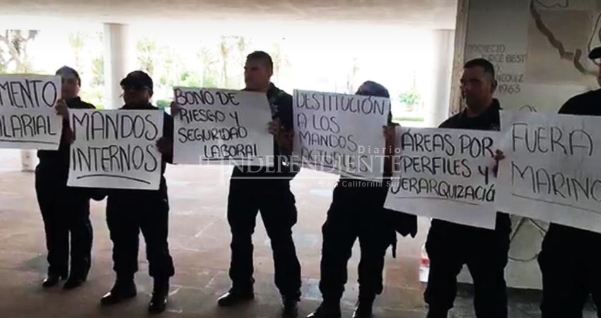 Protestan policías estatales contra presencia de elementos de la Marina en la SSP