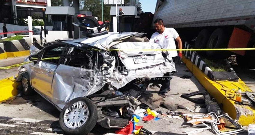Tráiler sin frenos embiste autos y caseta de cobro; muere la cajera Tráiler sin frenos embiste autos y caseta de cobro; muere la cajera