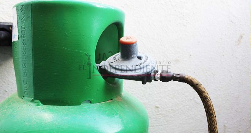 Bomberos atienden fuga de gas en restaurante de tacos en Cabo San Lucas