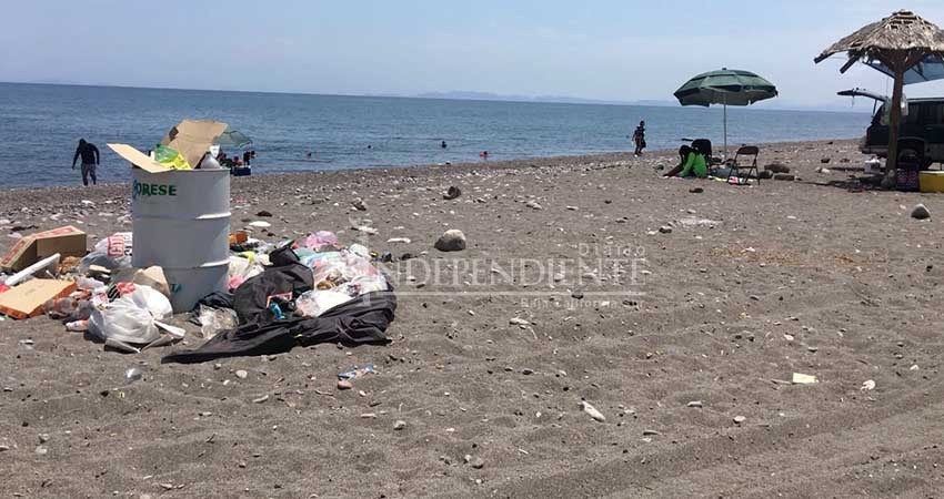 Denuncian cerros de basura en playa "El Cajete" en La Paz, autoridades nunca se presentan Denuncian cerros de basura en playa "El Cajete" en La Paz, autoridades nunca se presentan