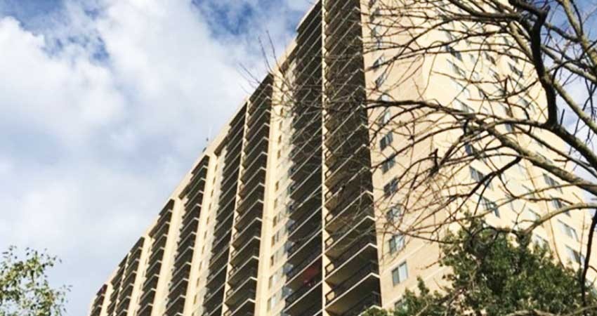 Muere niño en EU tras caer desde un balcón en el piso 24 Muere niño en EU tras caer desde un balcón en el piso 24