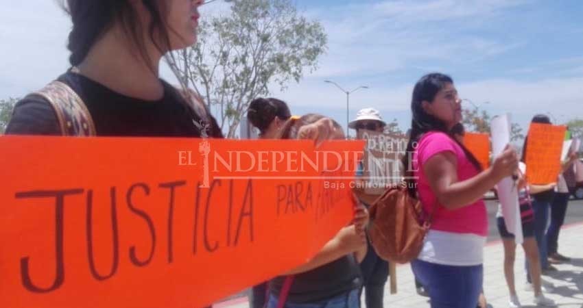 ¡Justicia! exigen amigos y familiares del joven asesinado bajo el puente Costa Azul