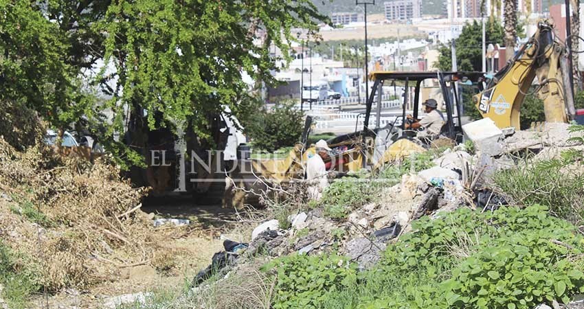 A marchas forzadas trabaja Oomsapas por desazolvan drenajes: Continúan reportes de derrames de aguas negras en CSL A marchas forzadas trabaja Oomsapas por desazolvan drenajes: Continúan reportes de derrames de aguas negras en CSL