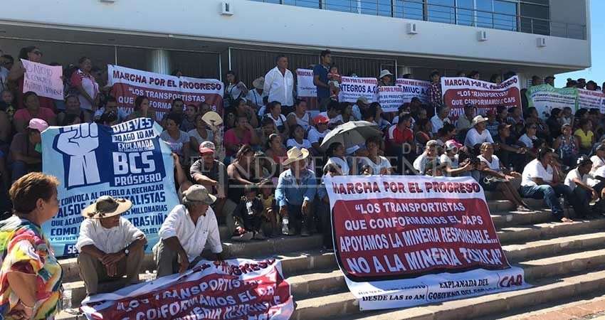 Con acarreados realizan manifestación de en pro de la “mina sustentable” Con acarreados realizan manifestación de en pro de la “mina sustentable”