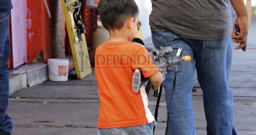 Pese a esfuerzos de SEDENA, ciudadanos siguen consumiendo juguetes bélicos