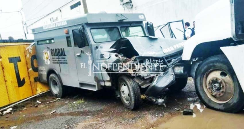 Chocan tráiler contra camioneta de valores para asaltarla Chocan tráiler contra camioneta de valores para asaltarla