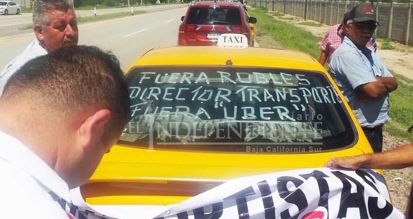 Exigen taxistas juicio político contra Armando Martínez Exigen taxistas juicio político contra Armando Martínez